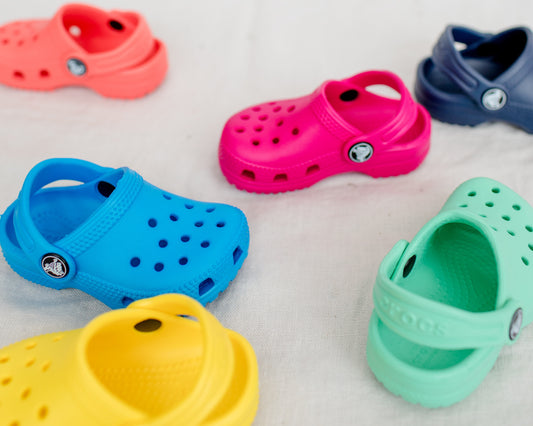 Descubra como limpar as Crocs em apenas dois passos!