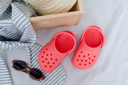 Crocs coloridas, confortáveis e práticas
